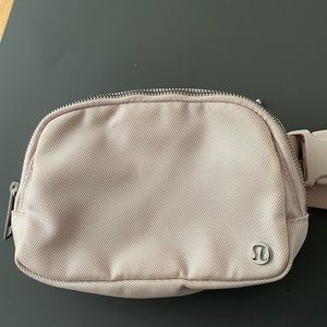 Lululemon Everywhere bag in pink - color limited edition